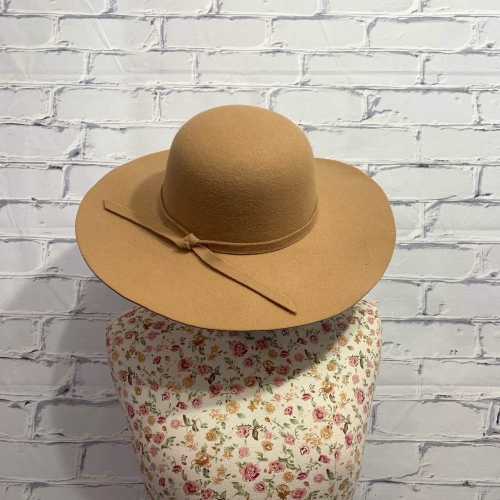 Woman’s NWOT Beige  Wide Brimmed fleece Floppy Hat.